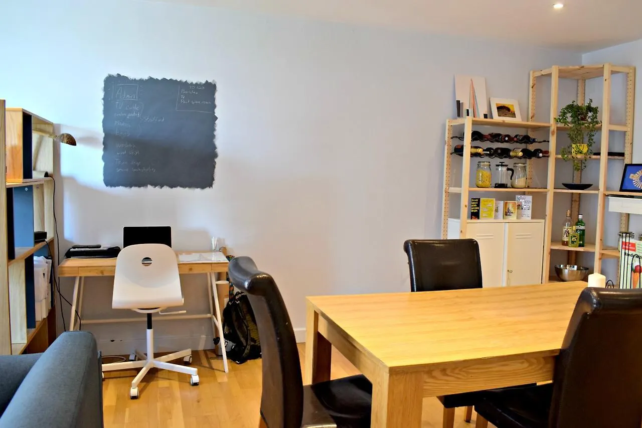 Modern 2 Bedroom Apartment Next To Olympic Park London